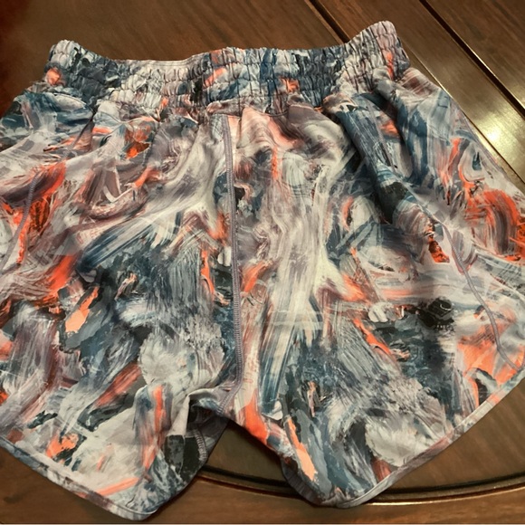 lululemon Hotty hot Shorts high rise 4 inch - Picture 2 of 6